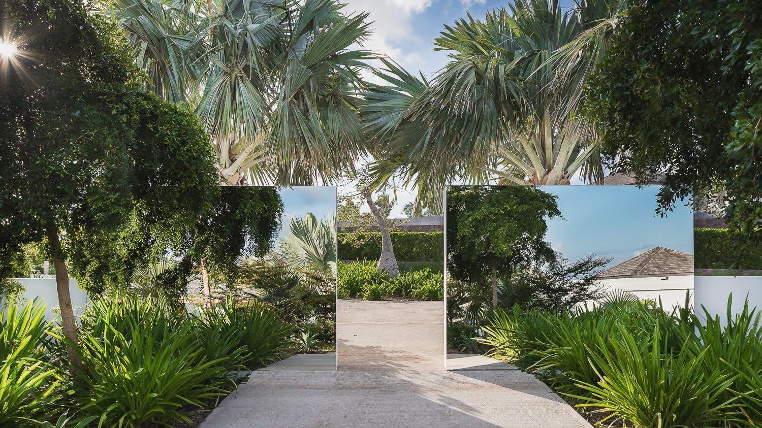Ideally Located Prestigious Villa Toiny Екстериор снимка